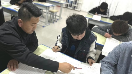 校园文字拼图 · 课桌旁札 | 那些细碎里的光